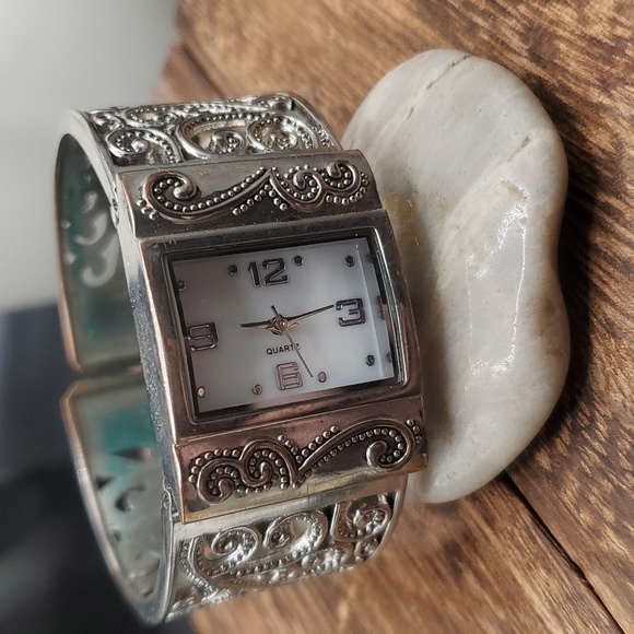 Patina! Needs batteries lattice Victorian hinge watch B2726 quartz - Picture 1 of 4